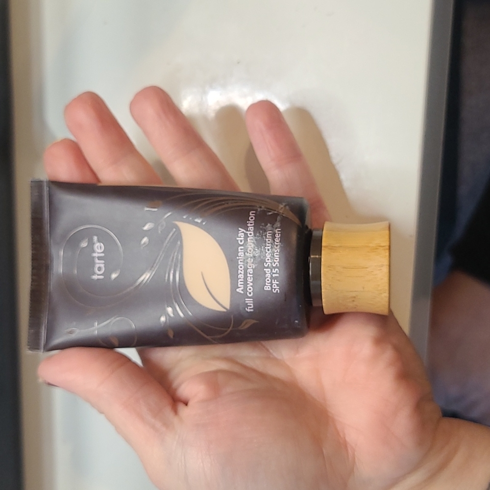 Tarte Amazonia Clay foundation light Sand